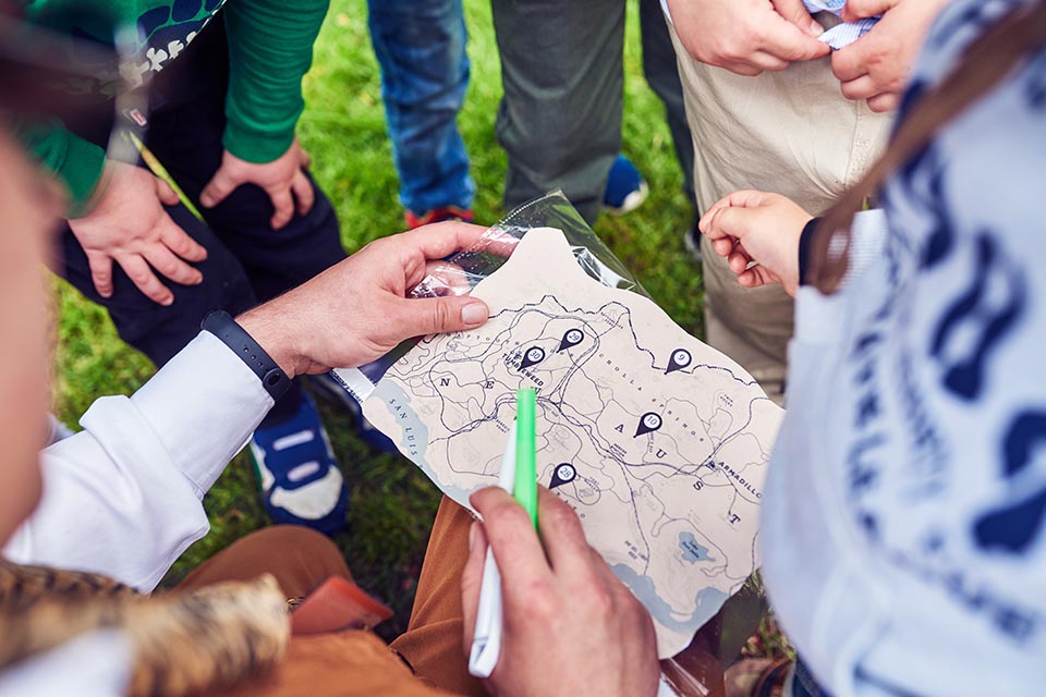The animator, along with the children, is trying to solve the children's treasure map. A game for young children, in nature. Parents are free.